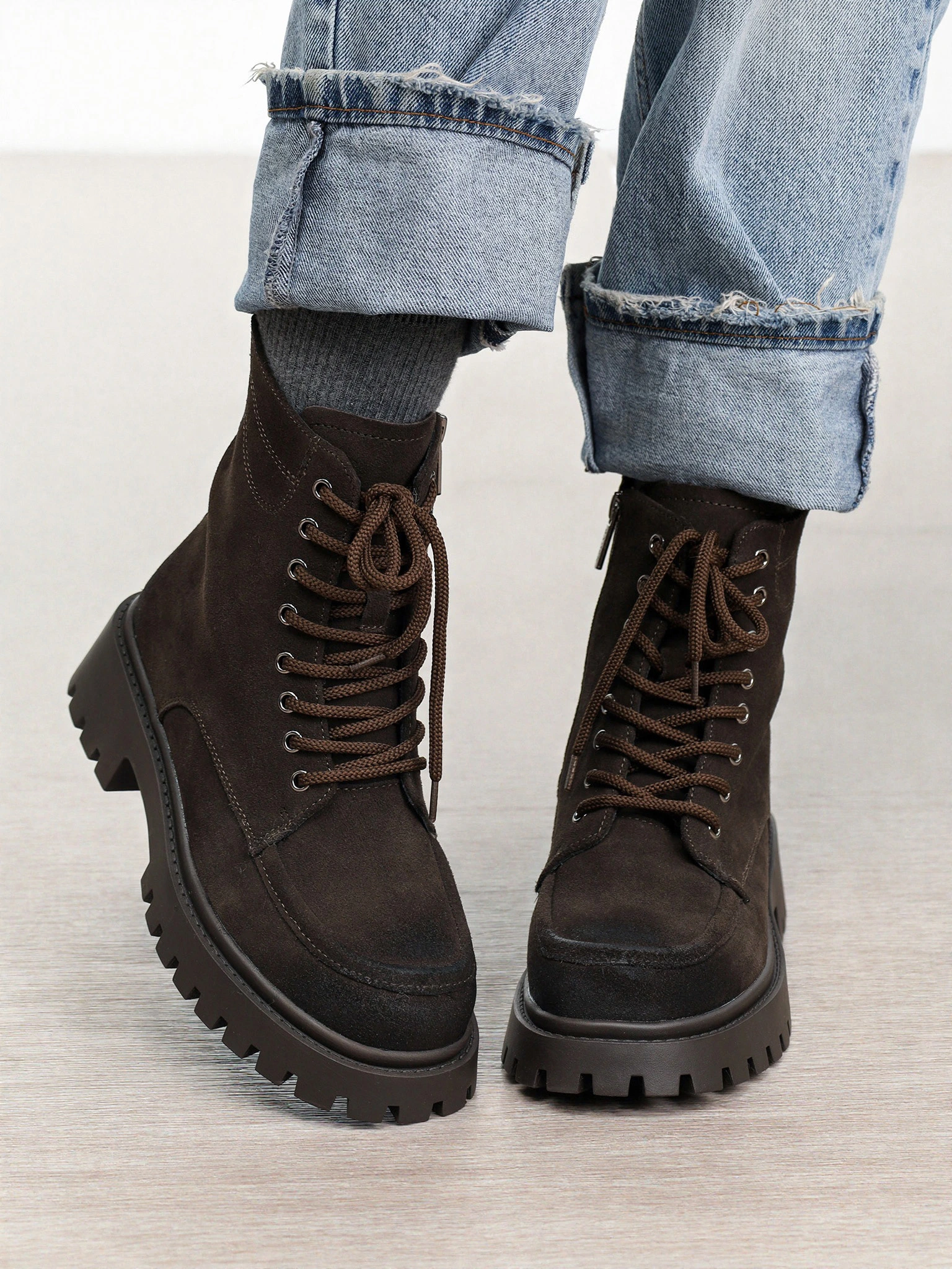 Ботинки коричневого цвета из натуральной замши на рельефной подошве